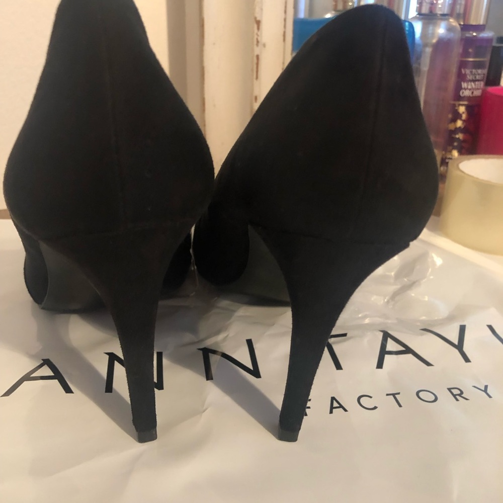 Ann Taylor black shoes with cute detail